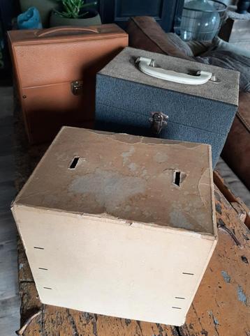 2 koffers en doos vol met oude singles beschikbaar voor biedingen