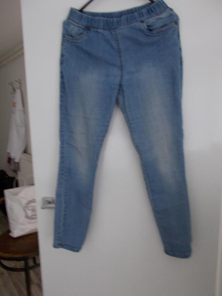 2 Dames jeans broeken, Kleding | Dames, Spijkerbroeken en Jeans, Zo goed als nieuw, Overige jeansmaten, Blauw, Ophalen of Verzenden