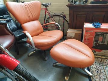 Leren oranje fauteuil Leolux Formi met hocker beschikbaar voor biedingen