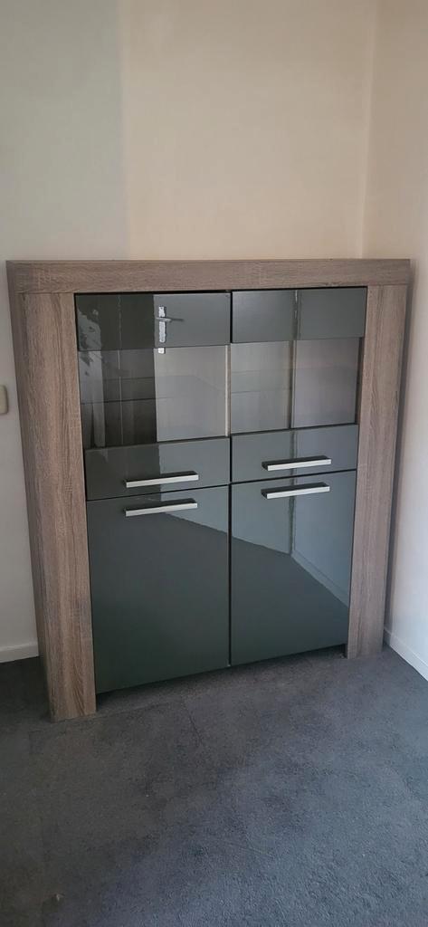 Moderne vitrinekast eiken-grijs met glasdeuren – als nieuw!, Huis en Inrichting, Kasten | Vitrinekasten, Zo goed als nieuw, 150 tot 200 cm