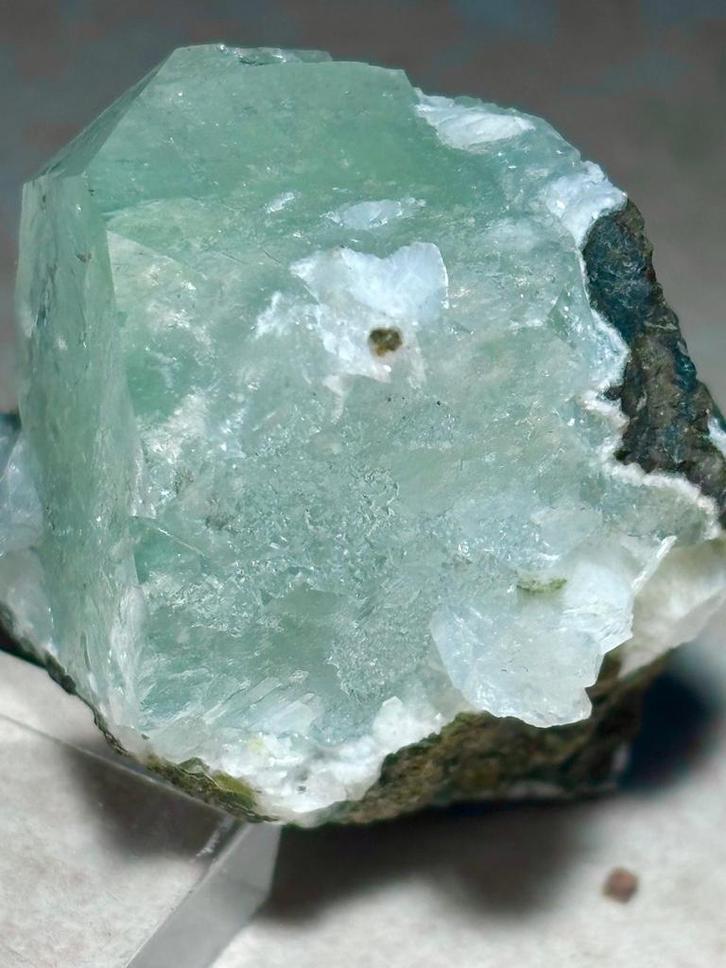 Prachtig Groen Apofyliet Kristal, Verzamelen, Mineralen en Fossielen, Mineraal, Ophalen of Verzenden