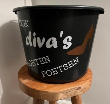Emmer met tekst diva’s poetsen beschikbaar voor biedingen