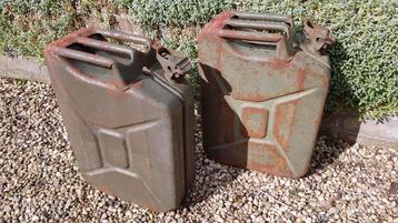 2 metalen jerrycans van 20 liter (dicht) beschikbaar voor biedingen