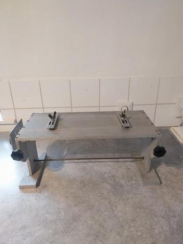 Stevige schaats slijptafel met slijp- en afbraamsteen  beschikbaar voor biedingen