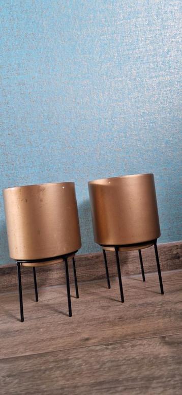 2 bloempotten op pootjes& gaatjes voor als hangplanten beschikbaar voor biedingen