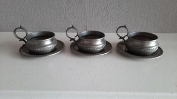 3 tinnen schotels met houders voor een glas in te doen beschikbaar voor biedingen