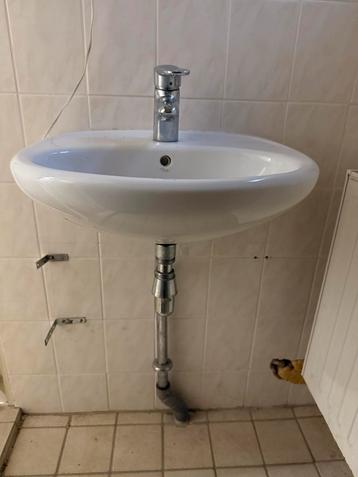 Wastafel + evt. kastjes te koop beschikbaar voor biedingen