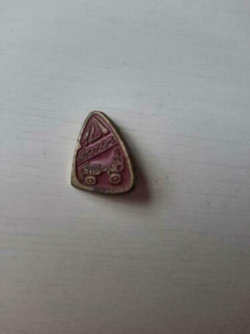Oude Donor Rolschaats Wijnrode Broche Wijnrood, Verzamelen, Speldjes, Pins en Buttons, Gebruikt, Merk, Ophalen of Verzenden