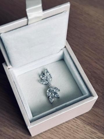 Oorbellen, armband en ketting beschikbaar voor biedingen
