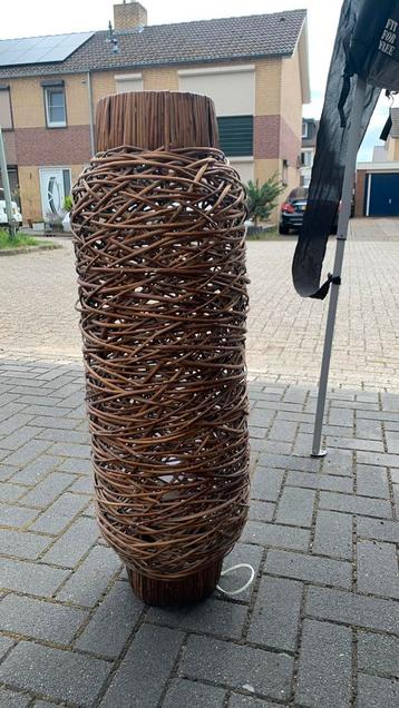 Staande rieten lamp beschikbaar voor biedingen