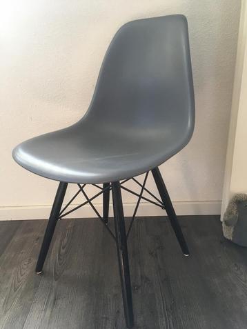 Leuke kuipstoel met houten pootjes beschikbaar voor biedingen