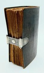 Bijbel met zilveren slot, Wed. M.H. Merkelbach, Harlingen, Antiek en Kunst, Antiek | Boeken en Bijbels, Verzenden, Bijbel