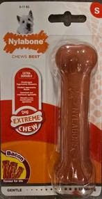 *ONGEBRUIKT* NYLABONE S PUPPY - BACON - 5,- EUR VASTE PRIJS, Ophalen of Verzenden, Nieuw, Kauwspeelgoed
