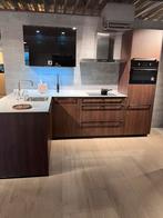 Showroom keuken houtlook noten, Huis en Inrichting, Keuken | Complete keukens, Ophalen, Zo goed als nieuw