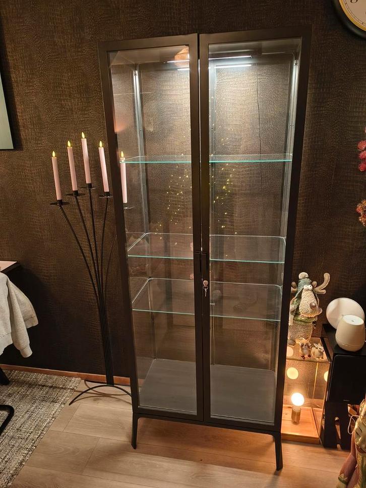 IKEA MILSBO Vitrinekast Antraciet - Zo goed als nieuw!, Huis en Inrichting, Kasten | Vitrinekasten, Zo goed als nieuw, 150 tot 200 cm