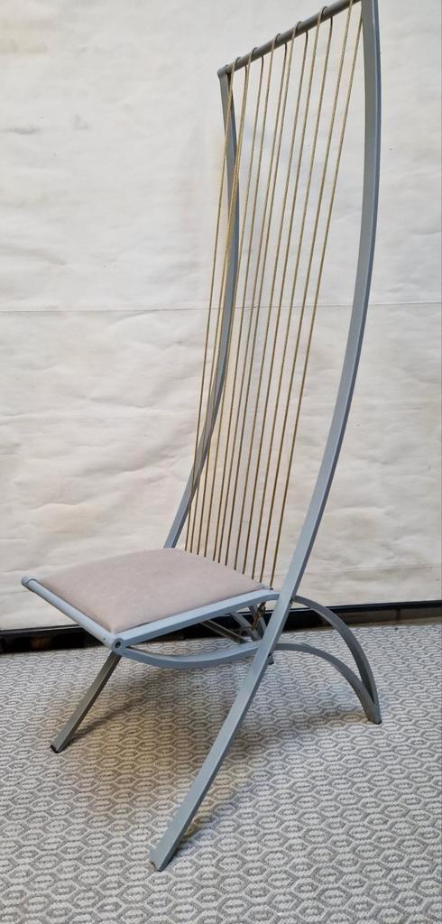 Unieke design stoel met metalen frame, Huis en Inrichting, Stoelen, Gebruikt, Eén, Metaal, Stof, Grijs, Ophalen