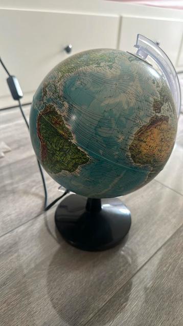 Wireldbol met verlichting beschikbaar voor biedingen