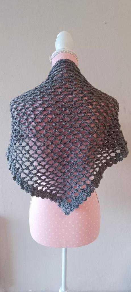 Gehaakte omslagdoek/sjaal Grijs, Hobby en Vrije tijd, Breien en Haken, Nieuw, Haken, Overige typen, Ophalen of Verzenden