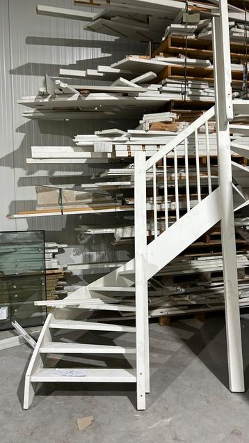 Halfslag trap 3010 hoog open beschikbaar voor biedingen