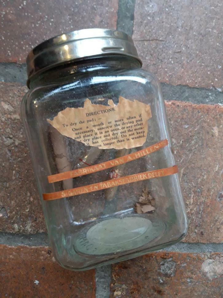 Brocante Nozon Hillen's Delft Humidor pot met metalen deksel, Verzamelen, Rookartikelen, Aanstekers en Luciferdoosjes, Zo goed als nieuw