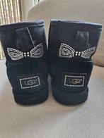 Ugg 39 lage zwarte originele uggs met strass strikje op hiel, UGG, Zwart, Lage of Enkellaarzen, Ophalen of Verzenden