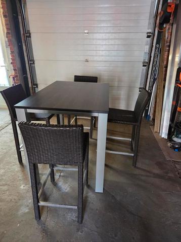 Bartafel met 4 stoelen + kussens beschikbaar voor biedingen