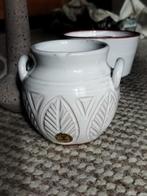 Laholm krug, Zweedse witte aardewerk pot met blad motief, Antiek en Kunst, Antiek | Keramiek en Aardewerk, Ophalen