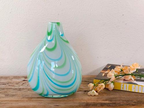 Margie's Garden Handgeblazen groen-blauw-witte wervelvaas, Huis en Inrichting, Woonaccessoires | Vazen, Zo goed als nieuw, Blauw