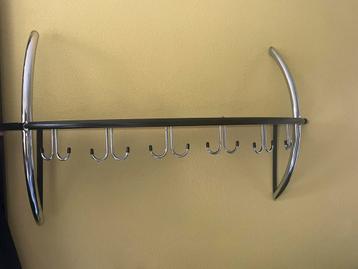 Wandkapstok hout met chrome. beschikbaar voor biedingen