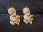 2 Vintage Beeldjes van Baby's met Beertje in Hand, Verzamelen, Beelden en Beeldjes, Ophalen of Verzenden, Gebruikt, Mens
