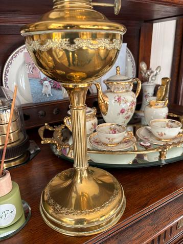Antieke olielamp met koper details beschikbaar voor biedingen