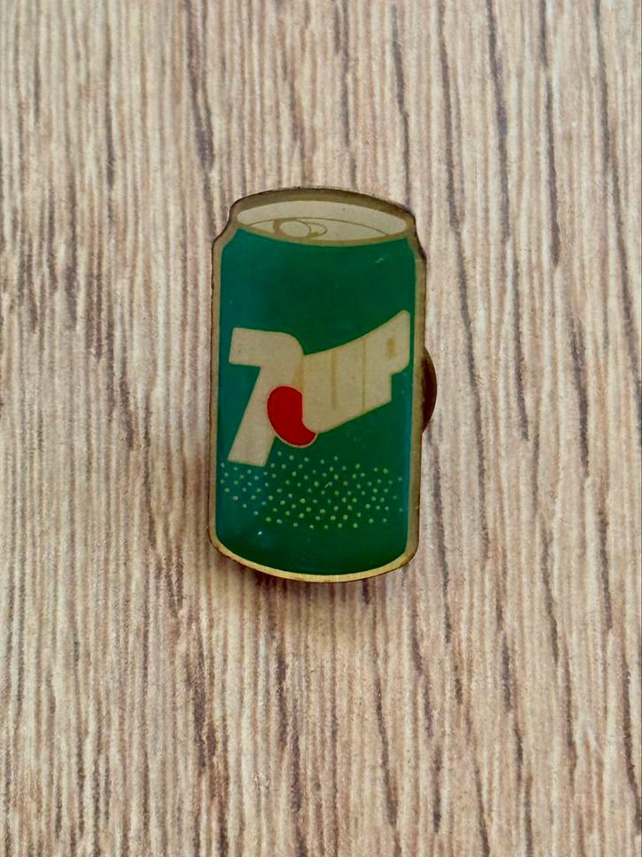 7UP Vintage Pin, Verzamelen, Speldjes, Pins en Buttons, Gebruikt, Speldje of Pin, Merk, Ophalen of Verzenden