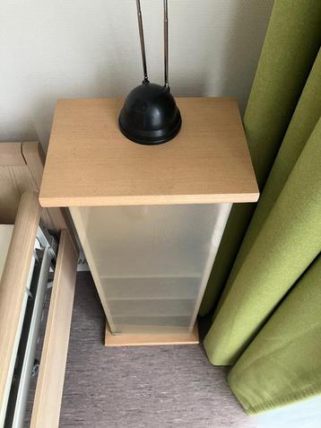 Smalle vitrinekast met glas deur beschikbaar voor biedingen