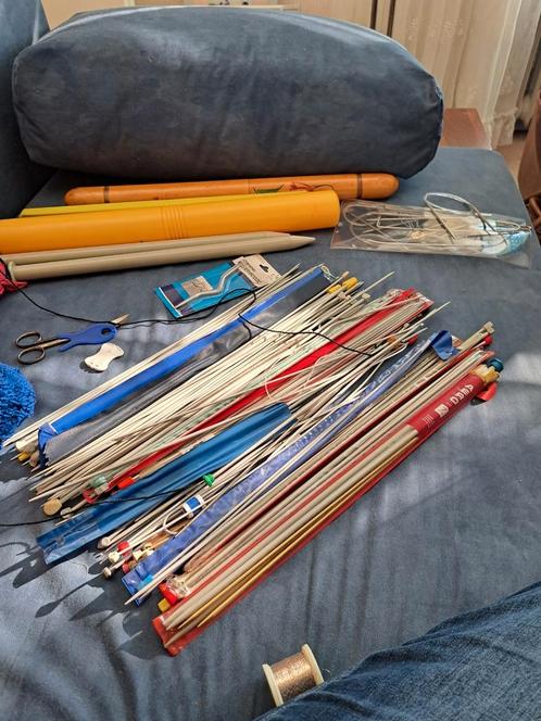 Breinaalden en andere attributen met nog wol, Hobby en Vrije tijd, Breien en Haken, Gebruikt, Breien, Naald, Ophalen of Verzenden