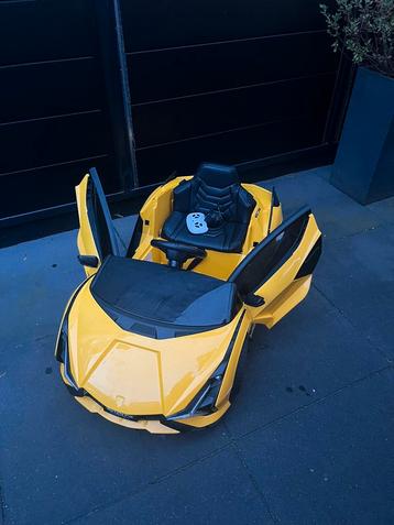 Knalgele elektrische kinderauto beschikbaar voor biedingen