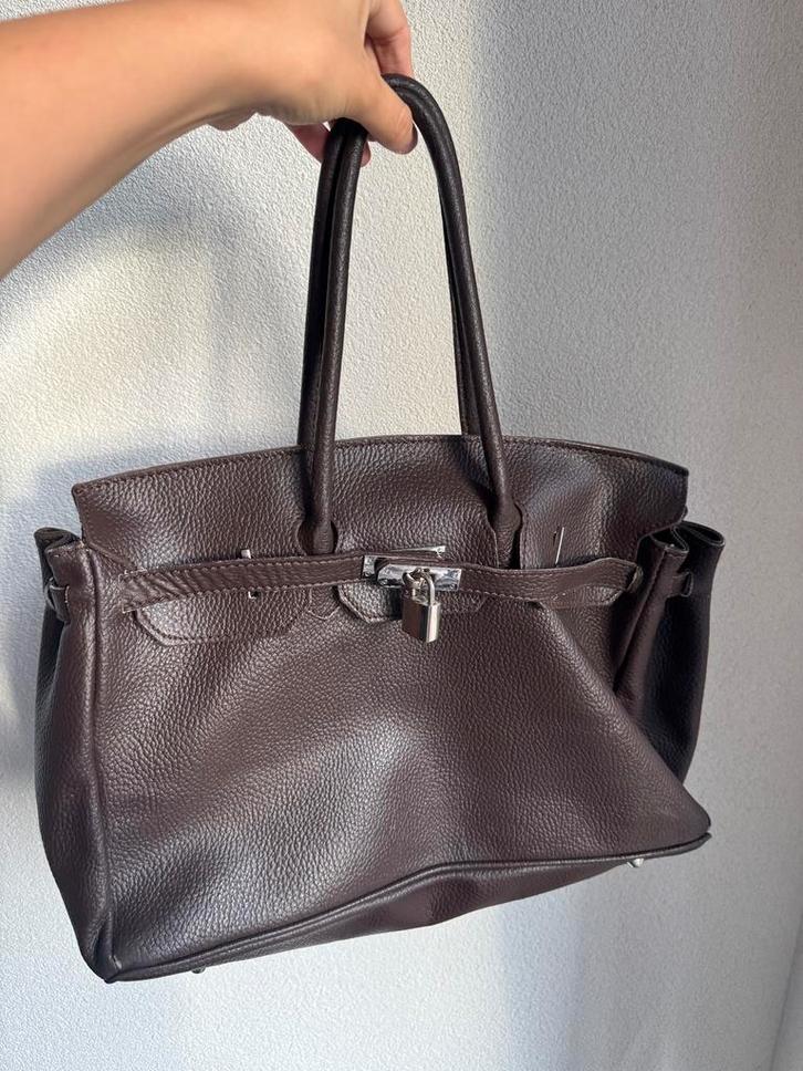 Vintage Y2K donker bruine echt lederen tas met slotje, Sieraden, Tassen en Uiterlijk, Tassen | Damestassen, Zo goed als nieuw