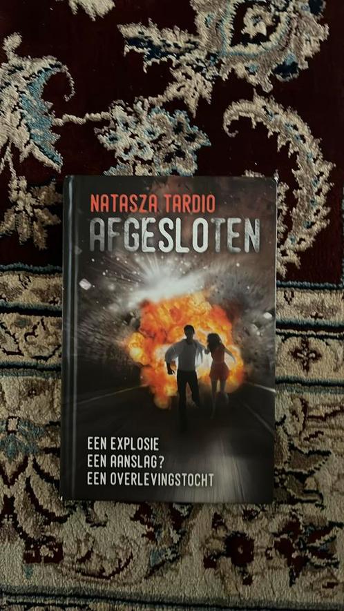 Natasza Tardio - Afgesloten, Boeken, Kinderboeken | Jeugd | 13 jaar en ouder, Zo goed als nieuw, Ophalen of Verzenden