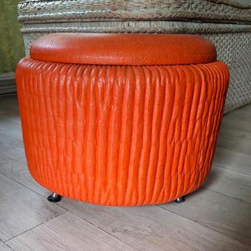 Vintage 60's oranje skai poef beschikbaar voor biedingen