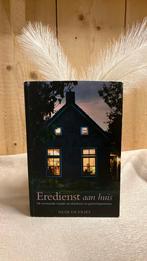 KR-1 Huib de Vries - Eredienst aan huis, Ophalen of Verzenden, Gelezen, Huib de Vries
