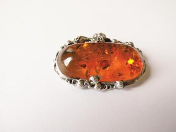 Zilveren broche met barnsteen beschikbaar voor biedingen