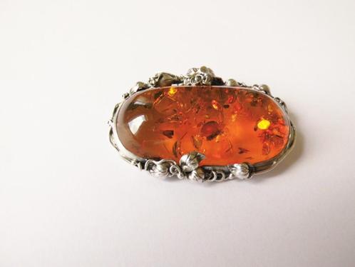 Zilveren broche met barnsteen, Antiek en Kunst, Antiek | Kleding en Accessoires, Dames, Ophalen of Verzenden