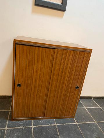 Vintage fineer kastje met schuifdeuren – compact en stijlvol beschikbaar voor biedingen
