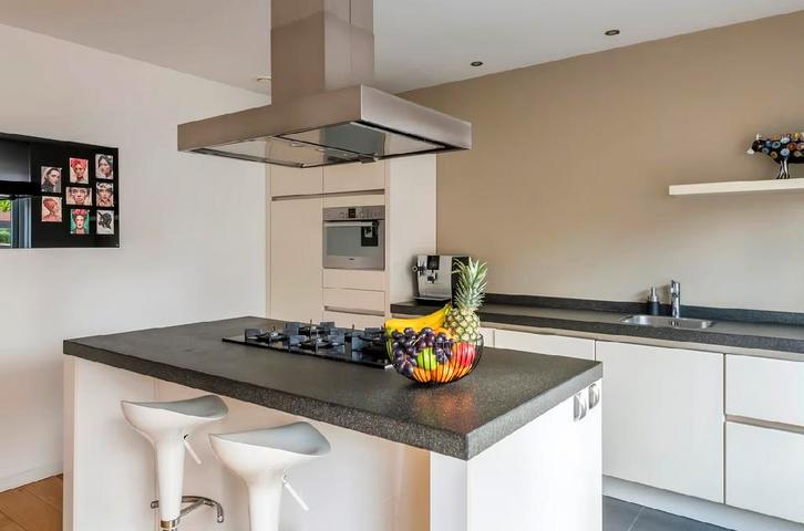 Witte keuken met kookeiland en inbouwapparatuur, Huis en Inrichting, Keuken | Complete keukens, Gebruikt, Overige typen, Wit, Graniet of Steen