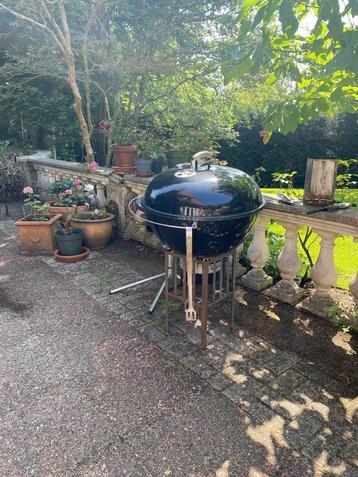 Grote Weber barbeque, 68 cm , met tafel, BBQ beschikbaar voor biedingen
