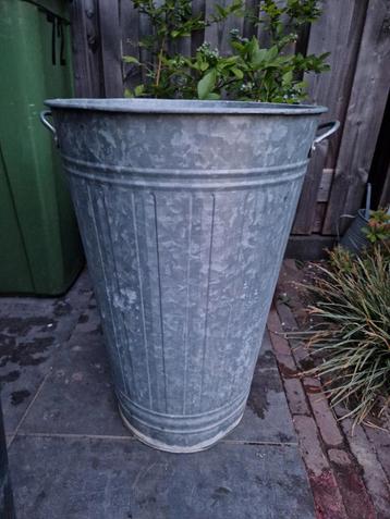 Hoge zinken bak voor de tuin beschikbaar voor biedingen