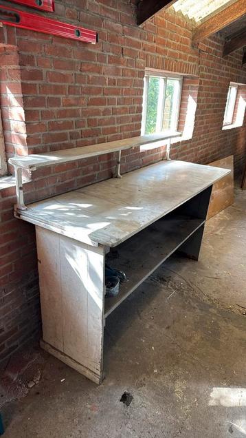 Werkbank hout met marmeren blad beschikbaar voor biedingen