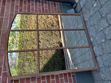 Een zeer mooi groot gietijzeren stalraam met spiegel glas.  beschikbaar voor biedingen