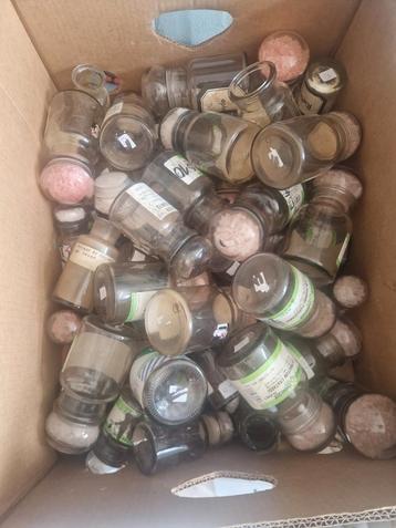 Volle doos apothekerspotjes beschikbaar voor biedingen