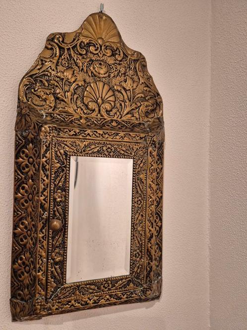 Antiek Koperen Gouden Spiegelkastje met Borstels, Antiek en Kunst, Antiek | Spiegels, Minder dan 50 cm, Minder dan 100 cm, Overige vormen