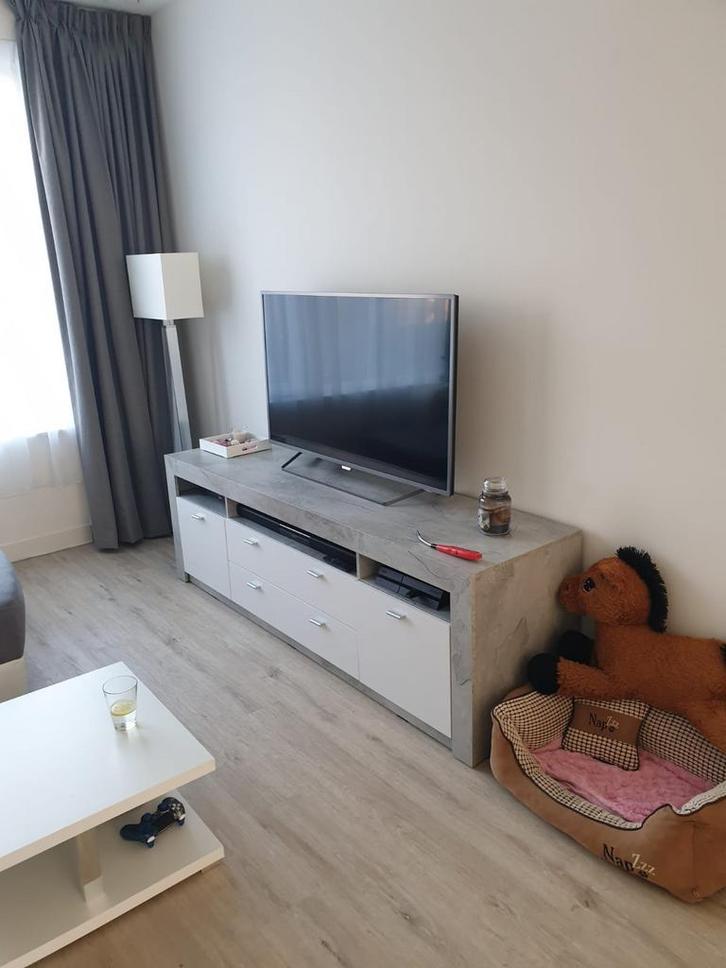 Gratis meubels–eettafel, stoelen en tv-meubel betonlook/wit, Huis en Inrichting, Complete eetkamers, Gebruikt, 4 tot 6 stoelen